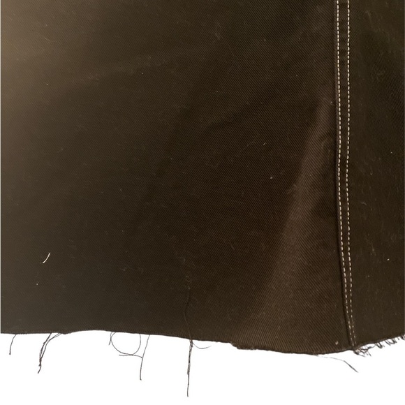 Carhartt black denim skirt, high waist, raw hem. 4 pockets plus 2 on the side. - Picture 6 of 6
